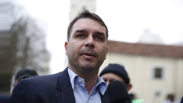 Flávio Bolsonaro viaja para China e causa 'racha' no PSL
