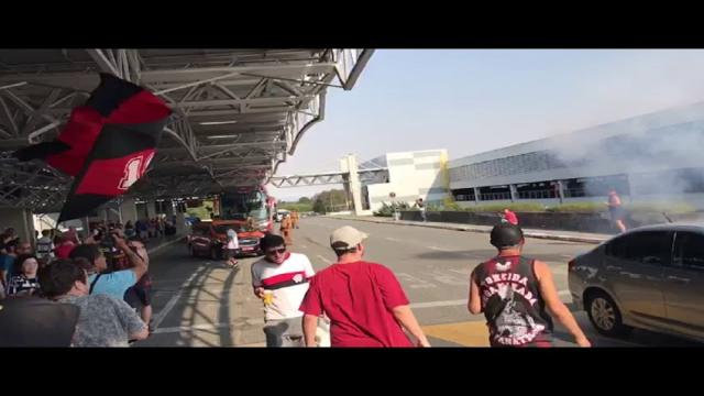 Torcedor perde a mão após soltar rojão em aeroporto