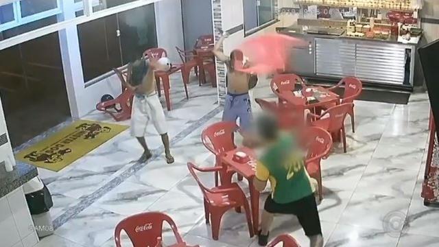 Ladrões levam cadeiradas ao tentarem assaltar lanchonete