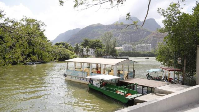 Mansão do século XVIII sendo levada pelo mar e fincada sobre balsa nos Estados Unidos