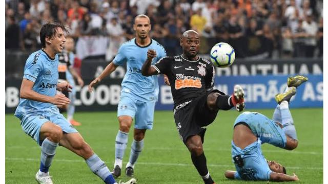 Grêmio x Corinthians: Escalações, transmissão ao vivo pela TV e arbitragem