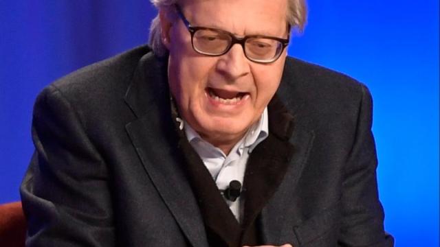 Vittorio Sgarbi a Stasera Italia ritiene il taglio dei parlamentari una scelta comodo