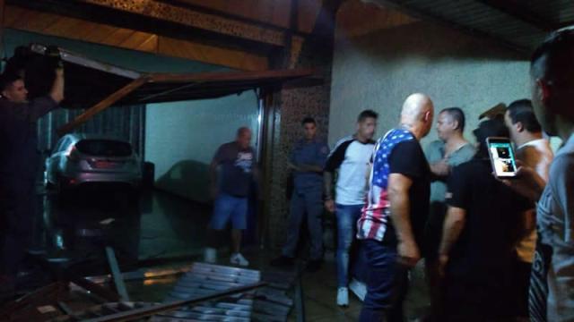 Tentando escapar de assalto, volante Ralf, do Corinthians, sofre acidente de carro