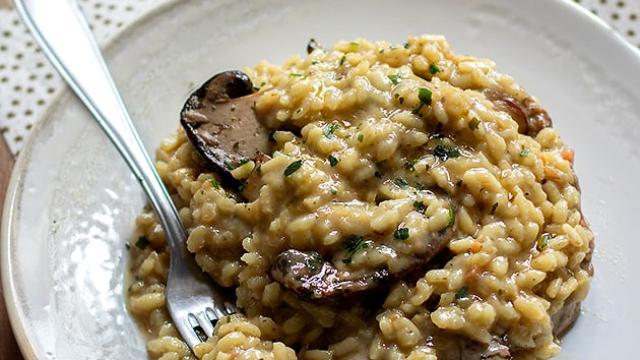 Risotto ai funghi: una gustosa ricetta ideale per il periodo autunnale 