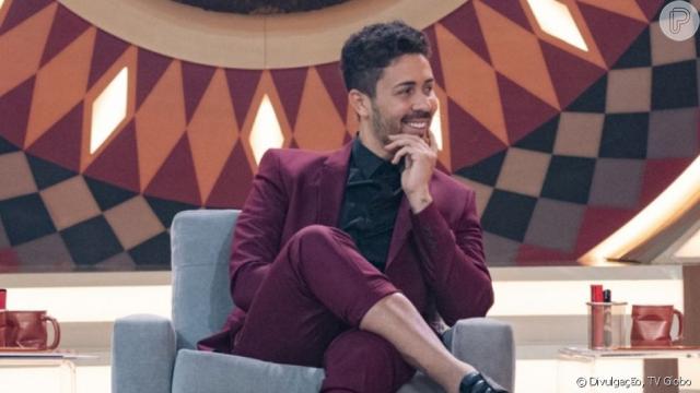 Carlinhos Maia rabisca obra de arte em quarto de hotel