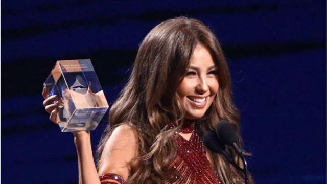 Thalia causa na web após aparecer com perfume transparente em premiação