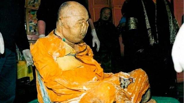Corpo de monge budista morto em 1927 permanece em postura meditativa