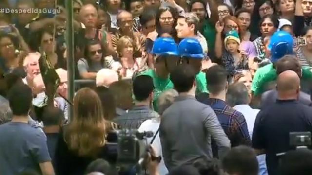 Fãs e amigos dão o último adeus ao apresentador Gugu