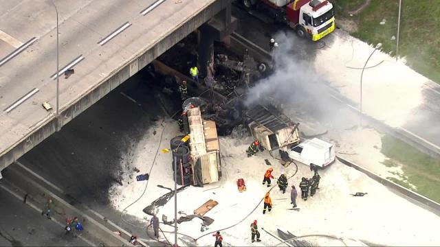 Caminhão cai de viaduto do Rodoanel, atinge três carros e explode