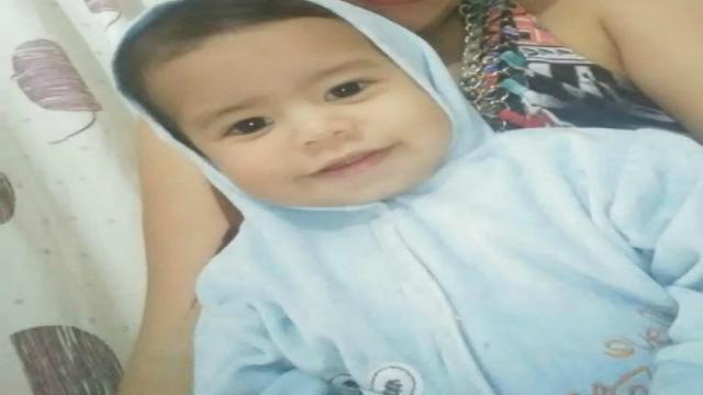 Mãe e padrasto matam bebê a pancadas e mordidas 