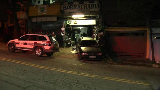 Carro desgovernado invade borracharia e mata menino de quatro anos