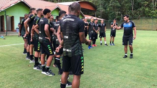 Alberto Valentim testa novas variações táticas no Botafogo