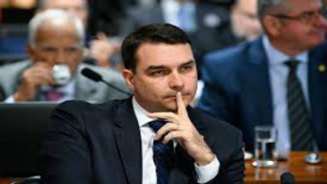 Flávio Bolsonaro discuti com internauta e dispara: ' Queima rosca'