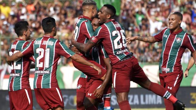 Fluminense busca adaptação e treina em campo de grama sintética