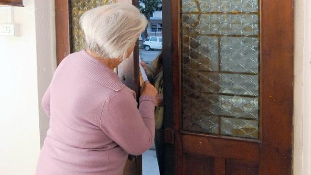 Coronavirus, Falsi medici della CRI si introducono in casa di anziani per derubarli