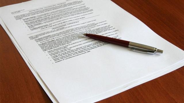 Loja embrulha peças em currículos de candidatos