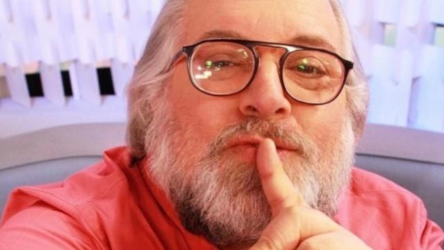 Ao vivo, Leão Lobo confessa estar sofrendo de amor 