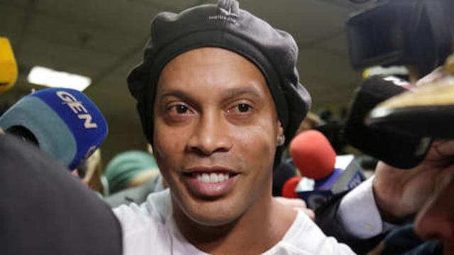 Ronaldinho juega al fútbol mientras está en prisión preventiva