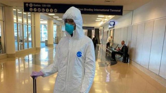 Temendo pegar coronavírus, Naomi Campbell aparece com roupa inusitada no Instagram