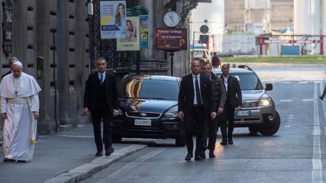 Papa Francesco è sceso a piedi per andare a pregare a Santa Maria Maggiore