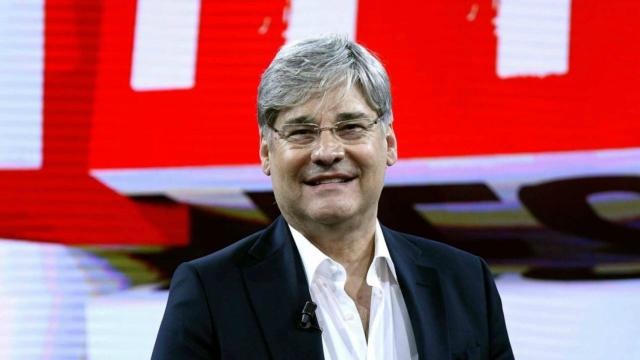 Dritto e rovescio, il conduttore esorta i telespettatori di rimanere a casa