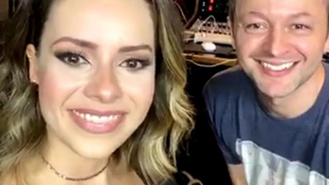 Sandy faz show em casa e chora ao vivo.