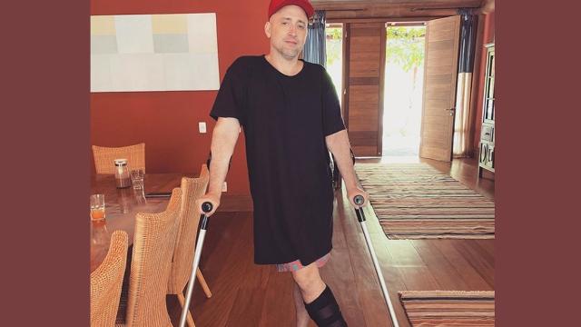 Ator Paulo Gustavo sofre acidente e anda de muletas