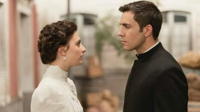 Una Vita, un giornale pubblica le foto del bacio tra Lucia e Telmo