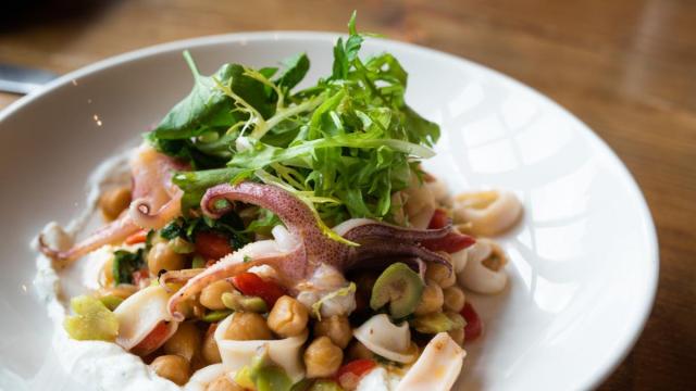 Calamari all'aglio: una ricetta veloce e di facile preparazione