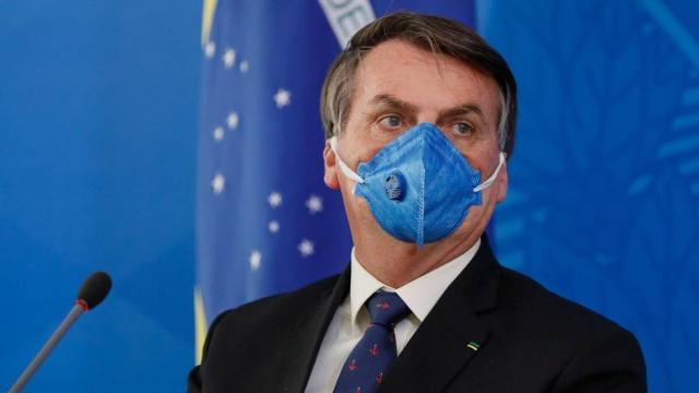 Bolsonaro descumpre quarentena e visita vendedores ambulantes