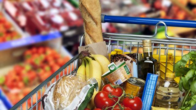 La spesa da fare per stare tanto tempo in casa, cinque prodotti ideali 