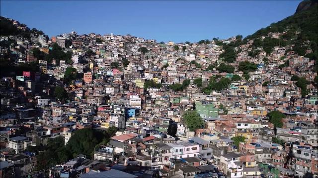 Coronavírus: Morador da Rocinha cria elevador para isolamento social de sua mãe