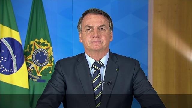 Bolsonaro volta a minimizar coronavírus e diz temer por 