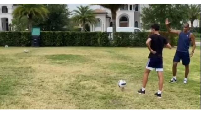 Pentacampeão Rivaldo perde desafio contra o filho de 14 anos e zoado por ele