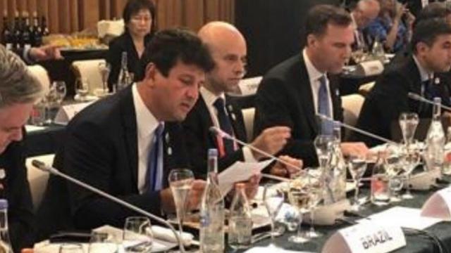 Após notícia de demissão de Mandetta, as pessoas fazem panelaço pelo país.