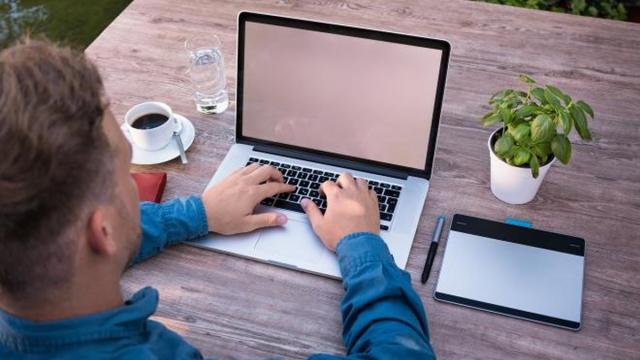 Cinco hábitos de pessoas milionárias que o tornarão mais produtivo