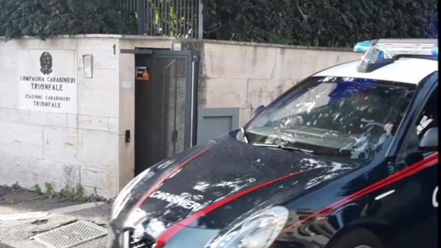 Roma, donna in manette: avrebbe dato fuoco al corpo del marito