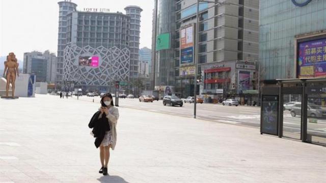 Un repunte del coronavirus pone freno a la desescalada en Seúl