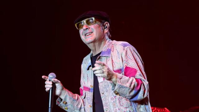 Luca Carboni, un tour speciale: il racconto di oltre 40 anni di carriera