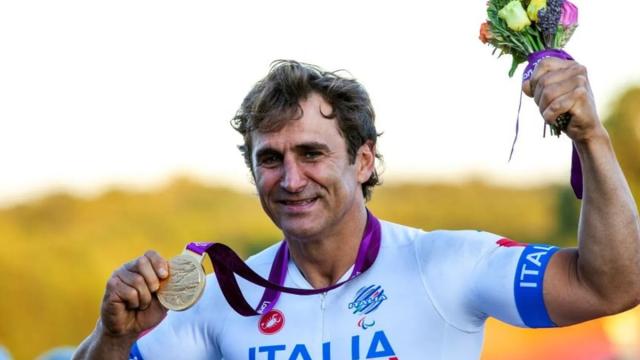 Addio ad Alex Zanardi, muore lo sportivo che ci ha insegnato a non arrenderci mai