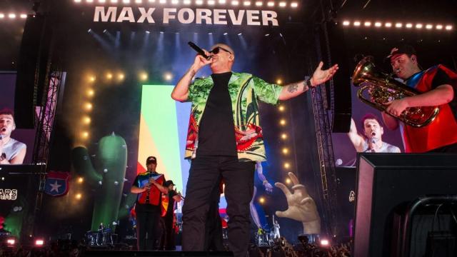 Max Pezzali prosegue il suo tour: pubblico in delirio a Napoli