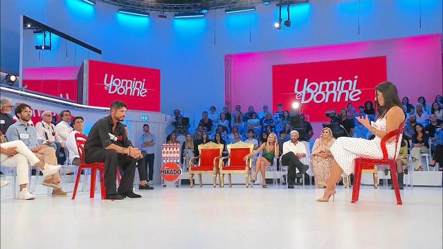 Uomini e donne, tira e molla tra Antonio e Paola: ora di mezzo c'è Rosanna